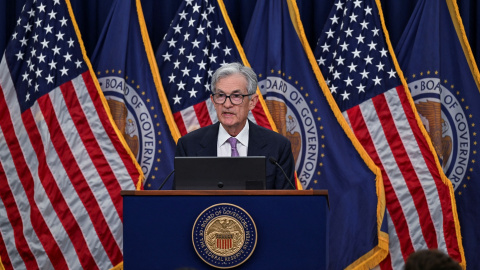 El presidente de la Reserva Federal, Jerome Powell, en rueda de prensa tras la reunión en la que se decidió una nueva rebaja de los tipos de interés en EEUU. REUTERS/Annabelle Gordon