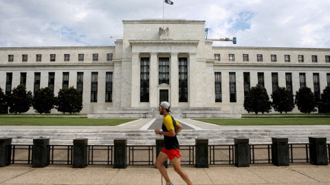 Un hombre pasa corriendo por delante del edificio de la Reserva Federal, en Washington. REUTERS/Chris Wattie