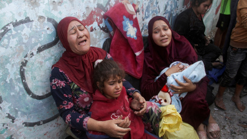 Los palestinos reaccionan después de que una escuela que albergaba a personas desplazadas fuera alcanzada por un ataque israelí en el campamento de Beach en la ciudad de Gaza el 7 de noviembre de 2024.