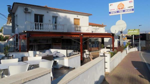 La terraza del local "The Orange tree", en el núcleo urbano El Albir de la localidad de Alfàs del Pi (Alicante)