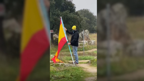 Imagen de un grupo de personas camino a la casa de Pablo Iglesias e Irene Montero.