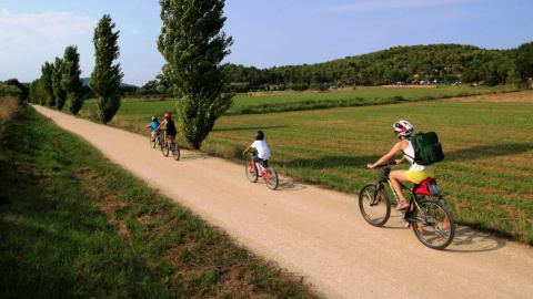 Ciclistes a la Via Verda del Tren Petit