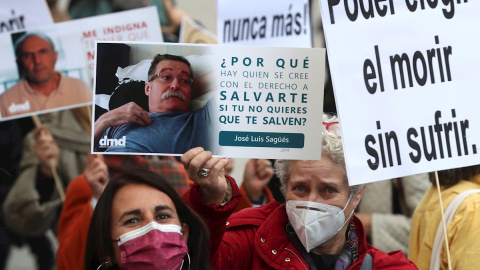 17/12/2020.- Vista de la concentración que Derecho a Morir Dignamente ha convocado frente Congreso de los Diputados. EFE/Kiko Huesca