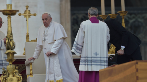 El papa Francisco durante el funeral del pontífice emérito, Benedicto XVI, en la basílica de San Pedro, a 5 de enero de 2023, en Ciudad del Vaticano