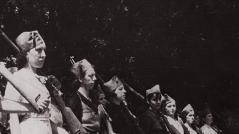 Fotografía: mujeres se preparan para marchar al frente.