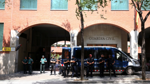 Una furgoneta de los Mossos d'Esquadra frente a la sede de la Gardia Civil en Barcelona. REUTERS/Albert Gea