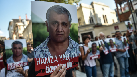 Manifestación en Estambul a favor de la puesta en libertad del periodista sueco-turco Hamza Yalcin, detenido en Barcelona. FP/ Ozan Kose