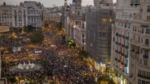 Milers de persones exigeixen a València la dimissió de Mazón per la gestió de la DANA