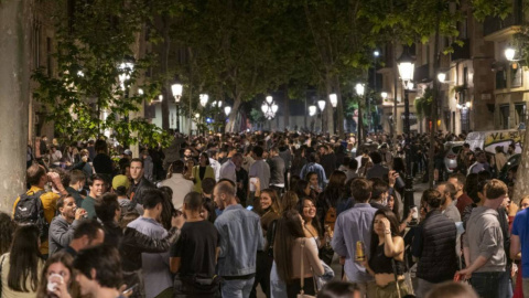 Foto de archivo de jóvenes bebiendo en la calle en Barcelona.