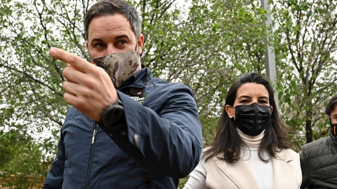 El presidente de Vox, Santiago Abascal, interviene en un acto de campaña junto a la candidata a la Comunidad de Madrid, Rocío Monasterio.