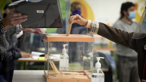 Una mujer vota en una mesa electoral del Colegio La Inmaculada-Marillac este 4M.