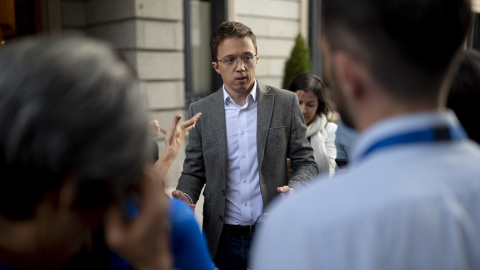 Íñigo Errejón a su salida de una sesión plenaria, en el Congreso de los Diputados, a 22 de octubre de 2024, en Madrid.