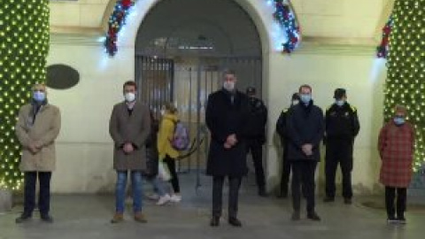 El Ayuntamiento de Badalona guarda un minuto de silencio por las víctimas del incendio de la nave de Gorg