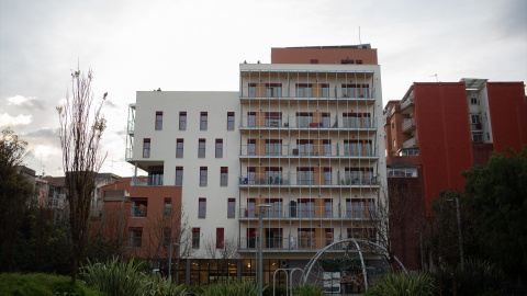 Fachada del edificio de las viviendas cooperativas de Cirerers en Nou Barris, en Barcelona, Cataluña (España).