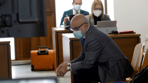 José Manuel López Pérez "Coté", en el banquillo de la Audiencia Provincial de A Coruña, que lo juzga por ejercer como falso médico en Ferrol. EFE