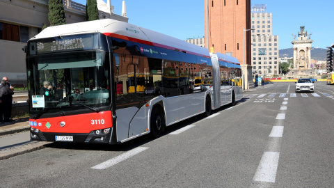 El bus articulat d'hidrogen fa 18 metres de llarg i té capacitat per a més de cent persones