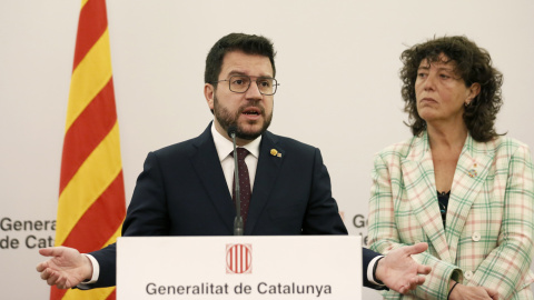 El presidente de la Generalitat, Pere Aragonès, acompañado de Teresa Jordà, a 18 de enero 2023