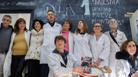 Trabajadores sanitarios durante un encierro indefinido de médicos y pediatras de Atención Primaria, en las dependencias de la Asociación Vecinal Manoteras, a 19 de enero de 2023, en Madrid (España).