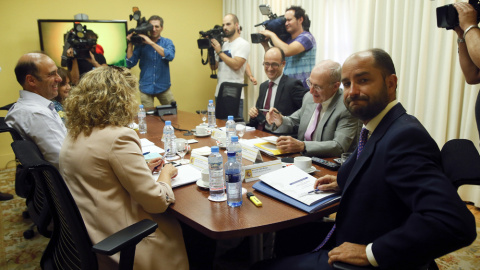 El secretario de Estado de Empleo, Juan Pablo Riesgo, al inicio de la reunión con representantes de CCOO, UGT, CEOE y Cepyme sobre el plan Prepara de ayudas para parados sin prestación. EFE/Mariscal