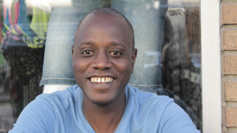 Abraham Diallo, a un carrer del centre de València. FOTO: Paco Beltrán.