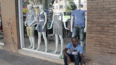 Abraham, immigrant senegalés, a un carrer del centre de València. FOTO: Paco Beltrán.