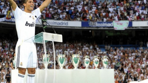 Cristiano, durante su presentación en julio de 2009 en un abarrotado Santiago Bernabéu.