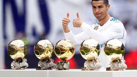 Cristiano posando con sus cinco Balones de Oro.