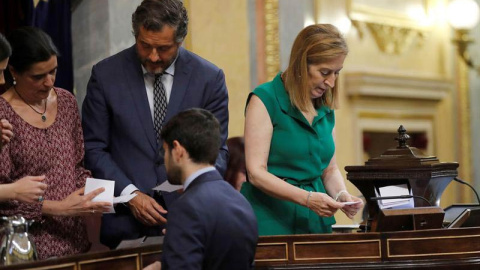 La presidenta del Congreso de los Diputados, Ana Pastor (d), durante el recuento de la votación en el pleno extraordinario del Congreso para elegir el presidente de RTVE. (JUAN CARLOS HIDALGO | EFE)