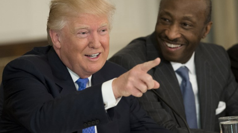 Foto del pasado febrero del consejero delegado de la farmacéutica Merck, Kenneth Frazier, con el presidente de EEUU, Donald Trump, en una reunión en la Casa Blanca. AFP/Saul Loeb