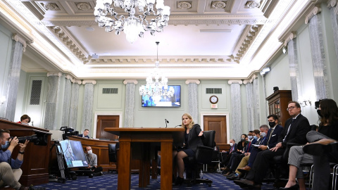 La exempleada de Facebook Frances Haugen, durante su comparecencia en la Comisión de Comercio, Ciencia y Transportes del Senado de EEUU, en la que denunció las prácticas de la red social. Matt McClain/Pool via REUTERS