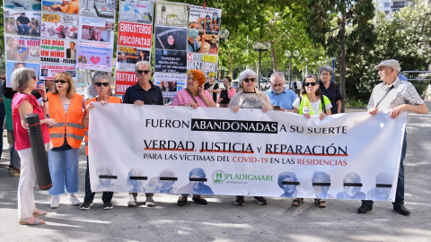 Varias personas sostienen una pancarta que reza: 'Fueron abandonadas a su suerte. Verdad, justicia y reparación para las víctimas del Covid-19 en las residencias' durante una concentración contra el maltrato a las personas mayores frente a los Juzgados