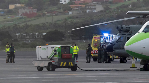 El helicóptero del Servicio Aéreo de Rescate con los tres migrantes rescatados, a su llegada al aeropuerto Tenerife Norte.