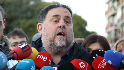 El líder d'ERC, Oriol Junqueras, en una atenció a mitjans abans de la concentració contra la cimera hispano-francesa.