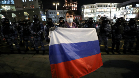 Un manifestante sostiene una bandera rusa durante una manifestación en apoyo del político opositor ruso encarcelado Alexei Navalny en Moscú, Rusia, el 21 de abril de 2021