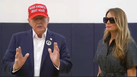 Captura de pantalla donde se observa a Donald Trump, junto a su esposa, Melania Trump, después de depositar su voto, este martes, en el Mandel Recreation Center de Palm Beach, en Florida.