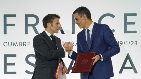 El presidente de Francia, Emmanuel Macron (i) y el presidente del Gobierno, Pedro Sánchez (d), se dan la mano tras la firma de un Tratado de Amistad entre sus respectivos países.