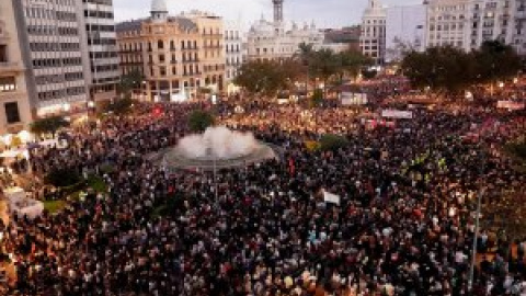 Una marea de personas exigen en València que Mazón dimita por su gestión de la DANA: "¿Dónde estabas entonces?"