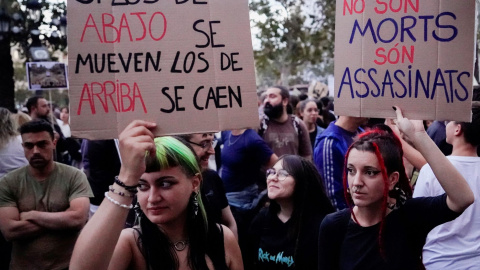 "No son muertos, son asesinatos", reza uno dos carteles de la manifestación en València contra la gestión de la DANA.