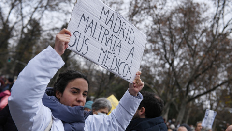 Numerosas personas marchan en una manifestación por la mejora de la Sanidad Pública desde el Ministerio de Sanidad hasta el Museo Reina Sofía, a 15 de enero de 2023, en Madrid (España). Imagen de archivo.