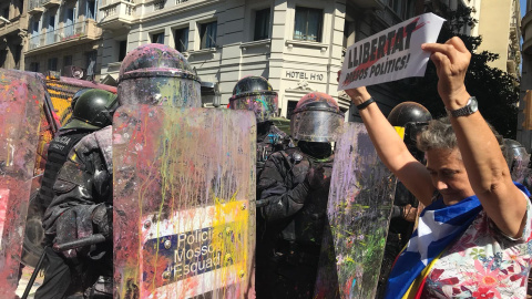 Mossos d'Esquadra frente a los participantes de una manifestación independentista celebrada en 2018.