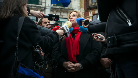 La alcaldesa de Burgos, Cristina Ayala, ofrece declaraciones a los medios de comunicación.