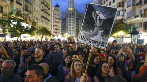 Manifestación en València en protesta por la gestión de la dana bajo el lema "Mazón dimisión".