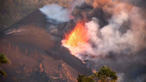 La lava que emerge de la erupción volcánica de Cumbre Vieja, en la isla canaria de La Palma este 29 de septiembre de 2021.