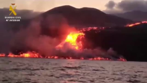 La lava sigue ganando terreno al mar en La Palma