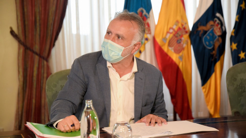 El presidente del Gobierno de Canarias, Ángel Víctor Torres, durante una reunión con miembros del Consejo de Gobierno de Canarias para abordar la situación en la isla tras la erupción del volcán.