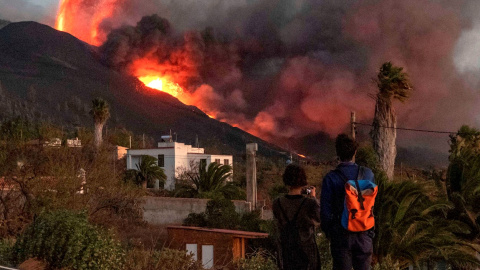 La lava que emerge de la erupción volcánica de Cumbre Vieja, en la isla canaria de La Palma, ha llegado ya al mar tras arrasar en su camino edificaciones, invernaderos y plataneras, provocando en su contacto con el agua una nube de vapor de agua y gases