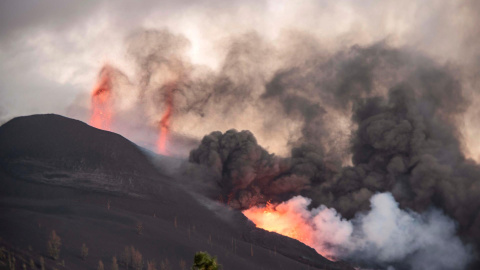 La lava que emerge de la erupción volcánica de Cumbre Vieja, en la isla canaria de La Palma este 29 de septiembre de 2021.