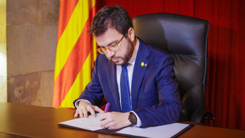 El vicepresident en funcions de president, Pere Aragonès, signa el decret de convocatòria d'eleccions al Parlament per al 14 de febrer del 2021.