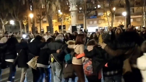 Un grupo de negacionistas cantan y bailan abrazados en el centro de Barcelona.