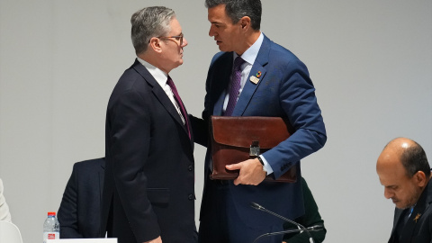 El primer ministro británico, Keir Starmer, conversa con el primer ministro español, Pedro Sánchez, durante la mesa redonda de la presidencia de la Conferencia de las Naciones Unidas sobre el Cambio Climático COP29 de 2024.